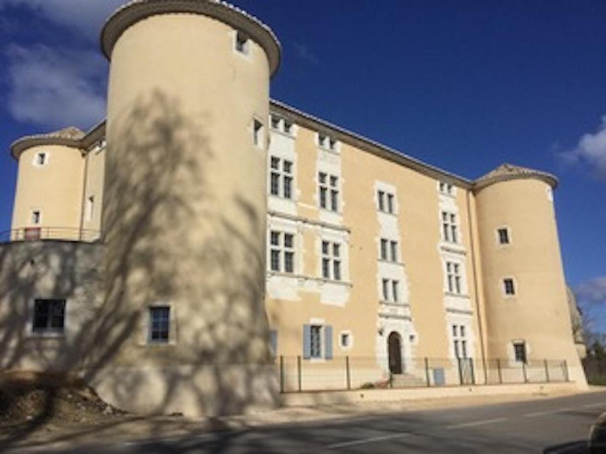 4 Personnes Dans Chateau Avec Piscine Lussan (Gard)