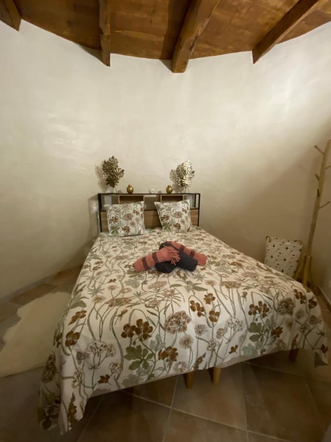 4 Personnes Dans Chateau Avec Piscine * Lussan (Gard)