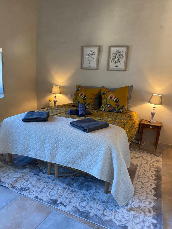 4 Personnes Dans Chateau Avec Piscine * Lussan (Gard)